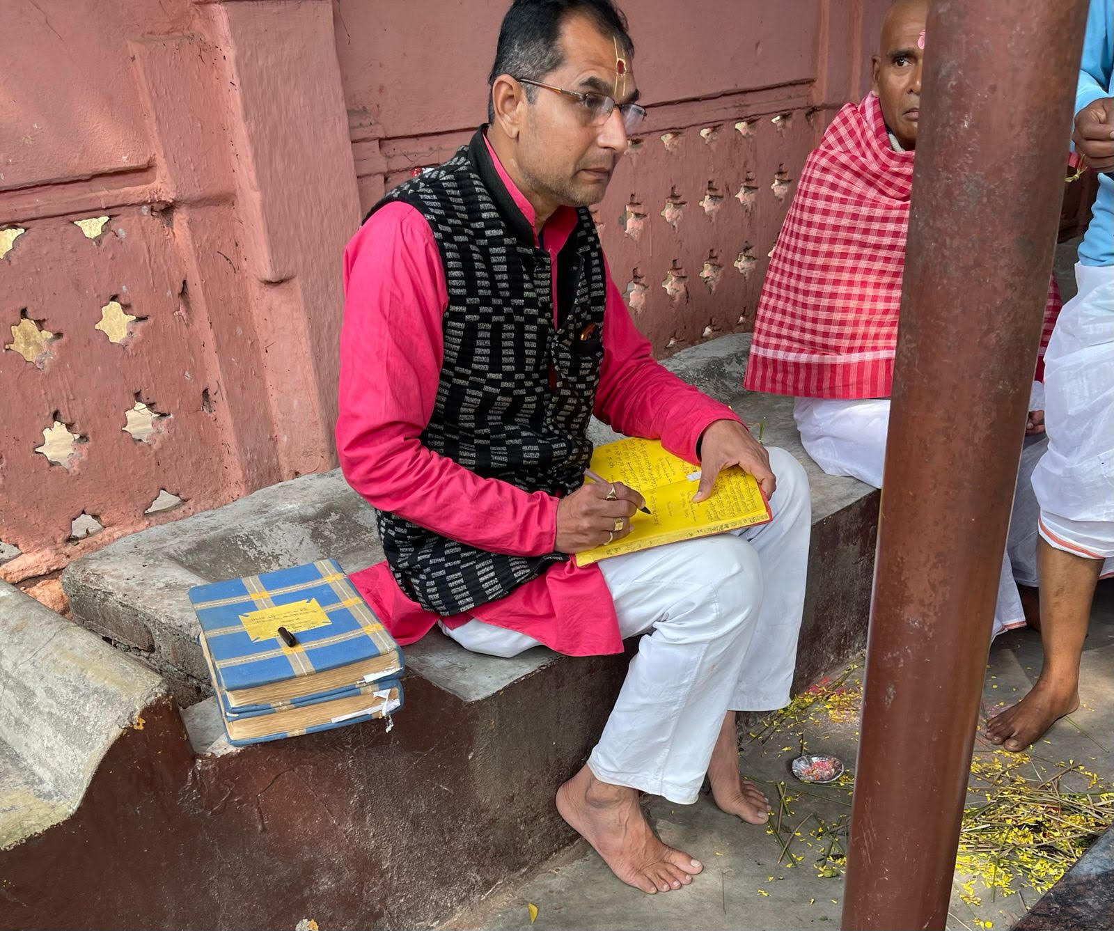 Haridwar Pundit pink shirt